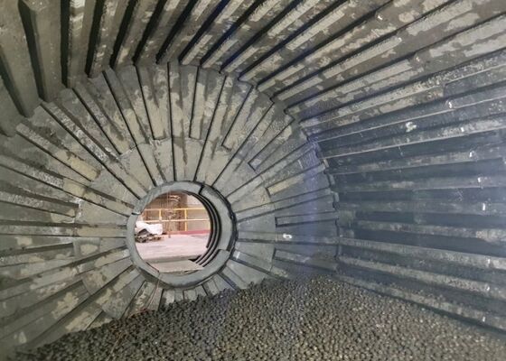 Uzun çalışma ömrü ve ısı ile işlenmiş yüzeyli top değirmenleri için yüksek aşınmaya dayanıklı kauçuk kaplamalar